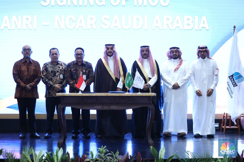 Arsip Nasional RI (ANRI) menandatangani Nota Kesepahaman (MoU) dengan Arsip Nasional Kerajaan Arab Saudi (NCAR). Penandatanganan dilakukan di Gedung ANRI, Jakarta Selatan pada Senin (23/12/2024). (CNBC Indonesia/Tri Susilo)