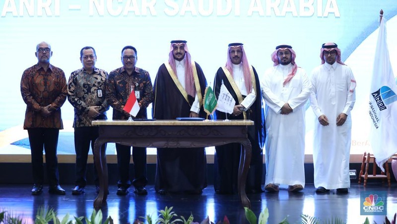 Arsip Nasional RI (ANRI) menandatangani Nota Kesepahaman (MoU) dengan Arsip Nasional Kerajaan Arab Saudi (NCAR). Penandatanganan dilakukan di Gedung ANRI, Jakarta Selatan pada Senin (23/12/2024). (CNBC Indonesia/Tri Susilo)