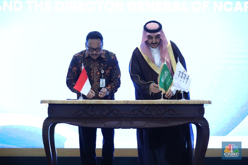 Arsip Nasional RI (ANRI) menandatangani Nota Kesepahaman (MoU) dengan Arsip Nasional Kerajaan Arab Saudi (NCAR). Penandatanganan dilakukan di Gedung ANRI, Jakarta Selatan pada Senin (23/12/2024). Arsip Nasional RI (ANRI) menandatangani Nota Kesepahaman (MoU) dengan Arsip Nasional Kerajaan Arab Saudi (NCAR). Penandatanganan dilakukan di Gedung ANRI, Jakarta Selatan pada Senin (23/12/2024). (CNBC Indonesia/Tri Susilo)