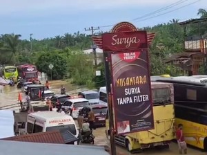 Diterjang Banjir, Jalinsum Labura Macet hingga 3 Km