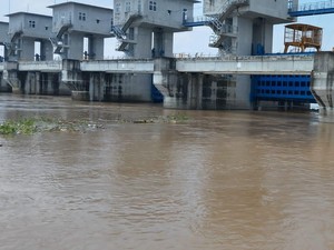 Nelayan Gresik Hilang Usai Perahunya Tabrak Pintu Air Bendung Gerak Sembayat
