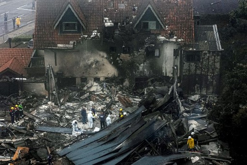 Puing-puing pesawat pribadi tergeletak di samping rumah-rumah setelah jatuh di dekat bandara di San Fernando di pinggiran Buenos Aires, Argentina, Rabu, 18 Desember 2024. Puing-puing pesawat pribadi tergeletak di samping rumah-rumah setelah jatuh di dekat bandara di San Fernando di pinggiran Buenos Aires, Argentina, Rabu, 18 Desember 2024. (AP Photo/Natacha Pisarenko)