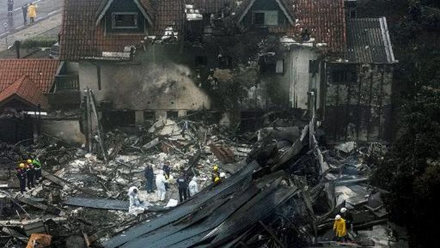 Firefighters and other rescue teams work in the site of a plane crash at the city of Gramado, Rio Grande do Sul state, Brazil, on December 22, 2024. At least nine people died after a small plane crashed in a commercial area of the tourist city of Gramado, in the Brazilian state of Rio Grande do Sul (south), according to authorities. (Photo by MATEUS BRUXEL / AGENCIA RBS / AF / AFP)