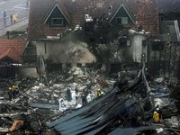 Pesawat Jatuh di Tengah Kota, Seluruh Penumpang Tewas
