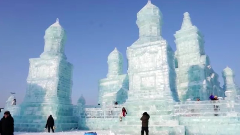 Dunia Es dan Salju Harbin di ibu kota Provinsi Heilongjiang, China. (REUTERS)