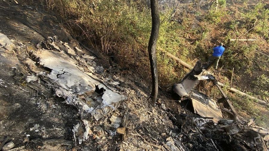 eorang pria sedang melihat lokasi jatuhnya pesawat Cessna 207 di Santa Maria del Oro, negara bagian Jalisco, Meksiko, Minggu (22/12/2024). (HANDOUT / Proteccion Civil Jalisco / AFP)
