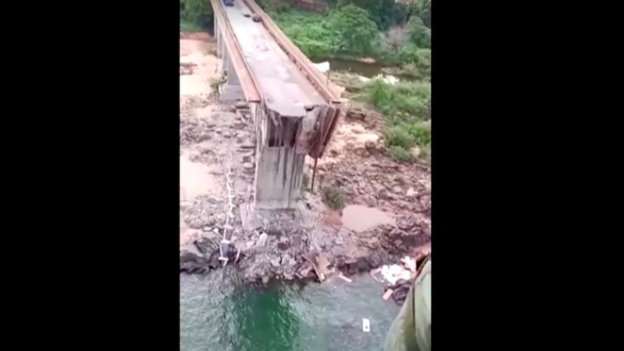 Foto udara menunjukkan jembatan runtuh antara Aguiarnopolis dan Estreito, di Brasil, Minggu (22/12/2024). (Corpo De Bombeiros Militar Do Maranhao/via REUTERS)