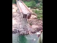 Jembatan Runtuh saat Kendaraan Melintas, Asam Sulfat Tumpah-1 Tewas