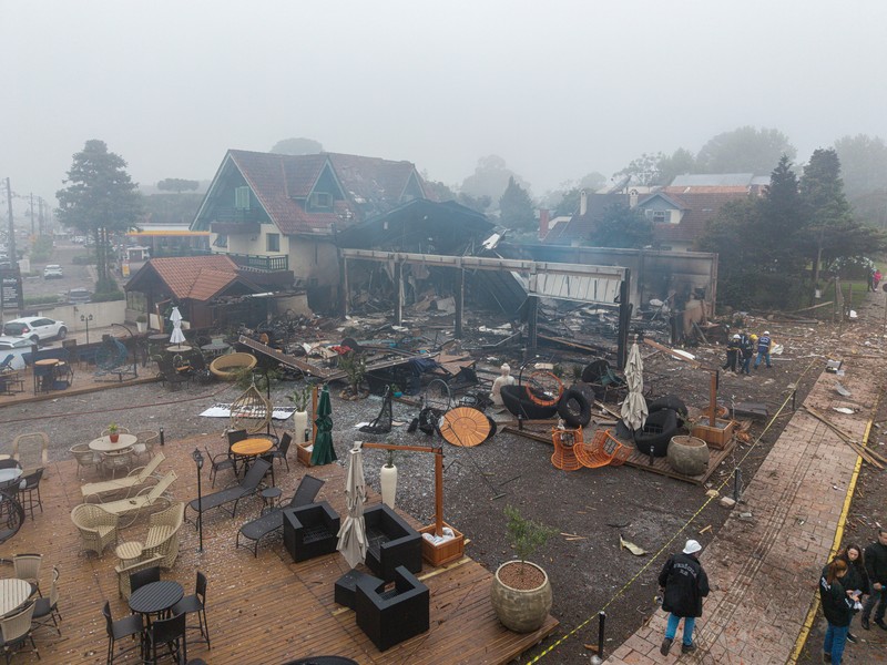Foto udara meunjukkan lokasi jatuhnya pesawat di pusat Gramado, negara bagian Rio Grande do Sul, Brasil, Minggu (22/12/2024). (Mauricio Tonetto/Rio Grande do Sul State Government/Handout via REUTERS)