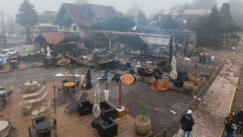 Foto udara meunjukkan lokasi jatuhnya pesawat di pusat Gramado, negara bagian Rio Grande do Sul, Brasil, Minggu (22/12/2024). (Mauricio Tonetto/Rio Grande do Sul State Government/Handout via REUTERS)