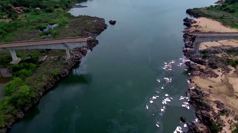 Jembatan penghubung di Brasil runtuh pada Minggu (22/12/2024), menewaskan satu orang dan menumpahkan asam sulfat ke Sungai Tocantins. (Tangkapan Layar Video Reuters/Corpo De Bombeiros Militar Do Maranhao)