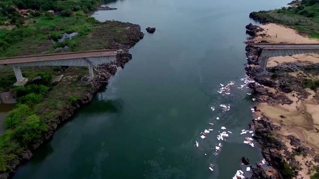 Potret Jembatan Runtuh Tumpahkan Asam Sulfat ke Sungai, 1 Orang Tewas