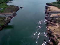 Potret Jembatan Runtuh Tumpahkan Asam Sulfat ke Sungai, 1 Orang Tewas