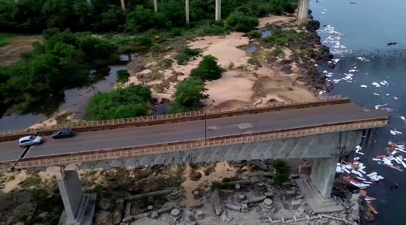 Jembatan penghubung di Brasil runtuh pada Minggu (22/12/2024), menewaskan satu orang dan menumpahkan asam sulfat ke Sungai Tocantins. (Tangkapan Layar Video Reuters/Corpo De Bombeiros Militar Do Maranhao)