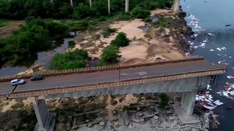 Jembatan penghubung di Brasil runtuh pada Minggu (22/12/2024), menewaskan satu orang dan menumpahkan asam sulfat ke Sungai Tocantins. (Tangkapan Layar Video Reuters/Corpo De Bombeiros Militar Do Maranhao)