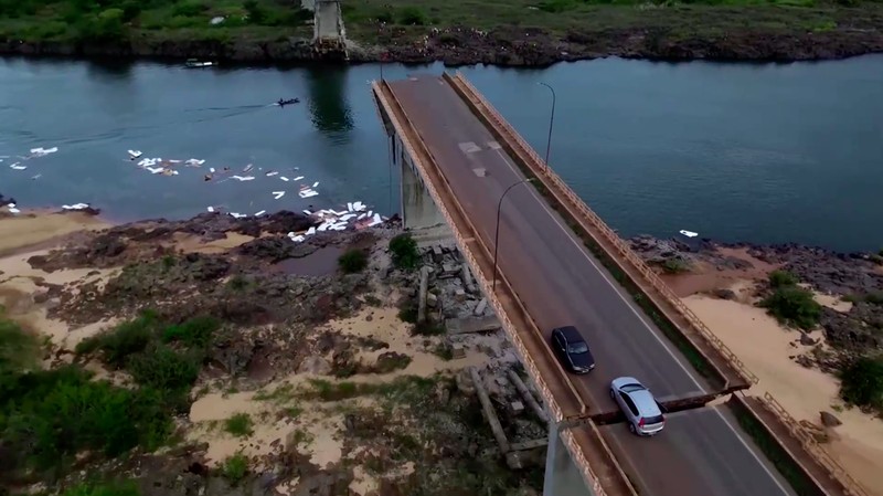 Jembatan penghubung di Brasil runtuh pada Minggu (22/12/2024), menewaskan satu orang dan menumpahkan asam sulfat ke Sungai Tocantins. (Tangkapan Layar Video Reuters/Corpo De Bombeiros Militar Do Maranhao)