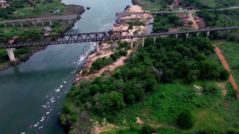 Jembatan penghubung di Brasil runtuh pada Minggu (22/12/2024), menewaskan satu orang dan menumpahkan asam sulfat ke Sungai Tocantins. (Tangkapan Layar Video Reuters/Corpo De Bombeiros Militar Do Maranhao)