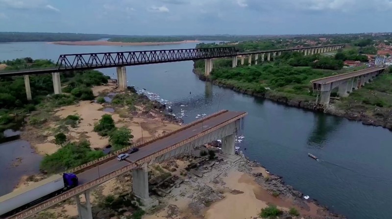 Jembatan penghubung di Brasil runtuh pada Minggu (22/12/2024), menewaskan satu orang dan menumpahkan asam sulfat ke Sungai Tocantins. (Tangkapan Layar Video Reuters/Corpo De Bombeiros Militar Do Maranhao)