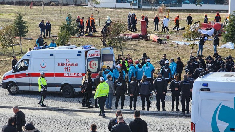 Kecelakaan helikopter di sebuah rumah sakit di Mugla, Turki, Minggu (22/12/2024). (REUTERS/Kenan Gurbuz)