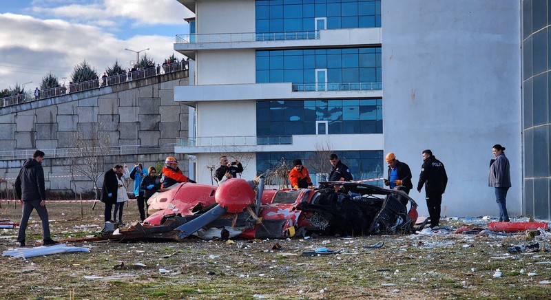 Kecelakaan helikopter di sebuah rumah sakit di Mugla, Turki, Minggu (22/12/2024). (REUTERS/Kenan Gurbuz) Kecelakaan helikopter di sebuah rumah sakit di Mugla, Turki, Minggu (22/12/2024). (REUTERS/Kenan Gurbuz)