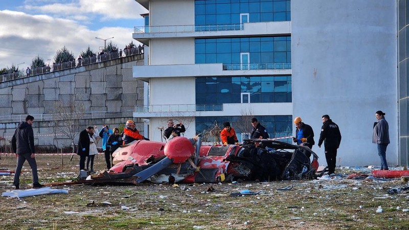 Kecelakaan helikopter di sebuah rumah sakit di Mugla, Turki, Minggu (22/12/2024). (REUTERS/Kenan Gurbuz)