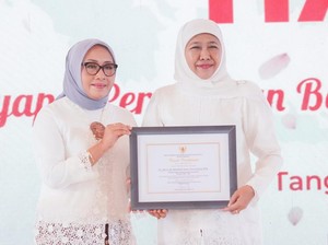 Khofifah Terima Penghargaan Kementerian PPA di Puncak Peringatan Hari Ibu