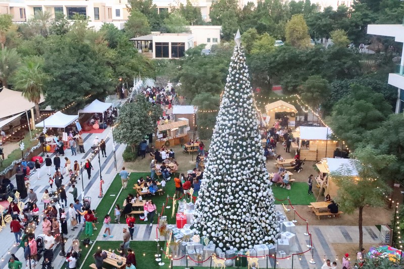Orang-orang berjalan di sekitar dekorasi Natal di Al Barari Winter Fest, di Dubai, Uni Emirat Arab, 22 Desember 2024. Orang-orang berjalan di sekitar dekorasi Natal di Al Barari Winter Fest, di Dubai, Uni Emirat Arab, 22 Desember 2024. (REUTERS/Abdelhadi Ramahi)