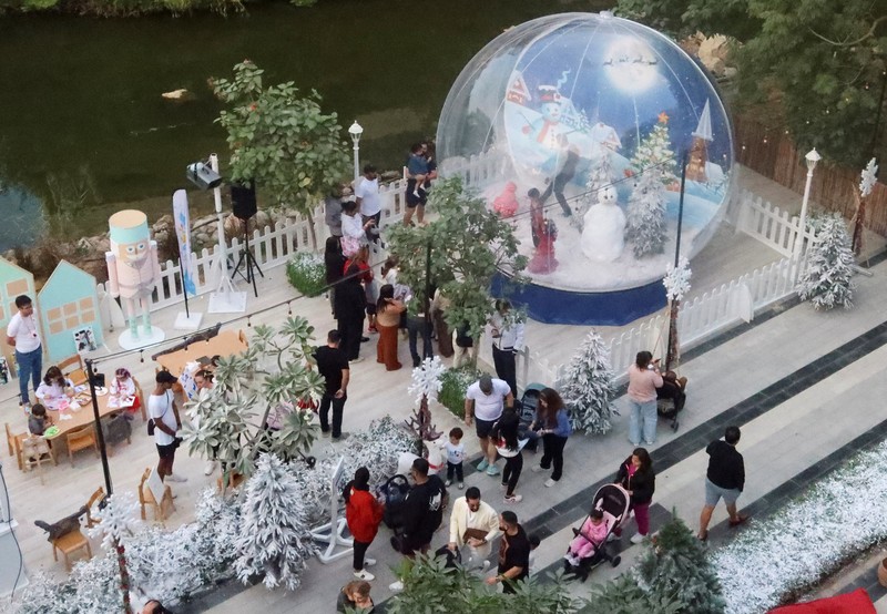 Orang-orang berjalan di sekitar dekorasi Natal di Al Barari Winter Fest, di Dubai, Uni Emirat Arab, 22 Desember 2024. Orang-orang berjalan di sekitar dekorasi Natal di Al Barari Winter Fest, di Dubai, Uni Emirat Arab, 22 Desember 2024. (REUTERS/Abdelhadi Ramahi)