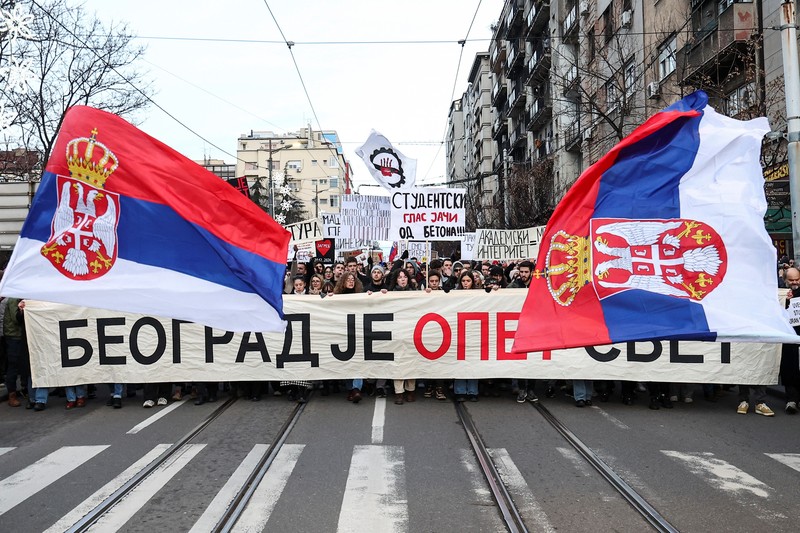 Orang-orang menghadiri protes terhadap kebijakan pemerintah, korupsi, dan kelalaian yang mereka salahkan atas kematian para korban bencana stasiun kereta api Novi Sad pada bulan November, di Beograd, Serbia, 22 Desember 2024. Orang-orang menghadiri protes terhadap kebijakan pemerintah, korupsi, dan kelalaian yang mereka salahkan atas kematian para korban bencana stasiun kereta api Novi Sad pada bulan November, di Beograd, Serbia, 22 Desember 2024. (REUTERS/Djordje Kojadinovic)