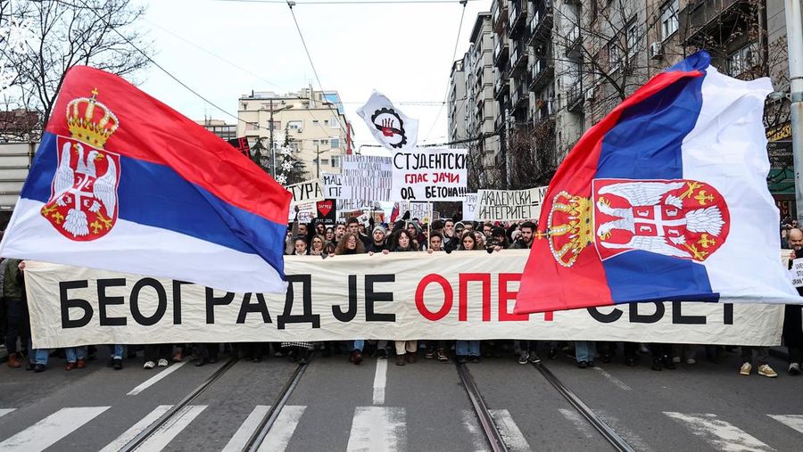 Orang-orang menghadiri protes terhadap kebijakan pemerintah, korupsi, dan kelalaian yang mereka salahkan atas kematian para korban bencana stasiun kereta api Novi Sad pada bulan November, di Beograd, Serbia, 22 Desember 2024. (REUTERS/Djordje Kojadinovic)