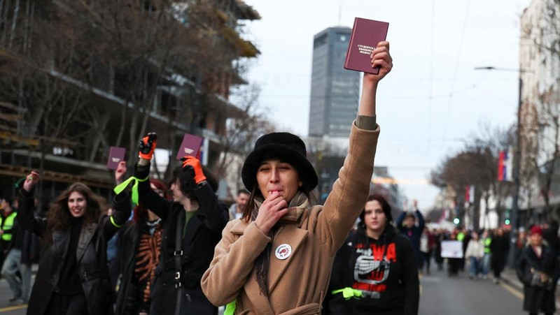 Orang-orang menghadiri protes terhadap kebijakan pemerintah, korupsi, dan kelalaian yang mereka salahkan atas kematian para korban bencana stasiun kereta api Novi Sad pada bulan November, di Beograd, Serbia, 22 Desember 2024. (REUTERS/Djordje Kojadinovic)