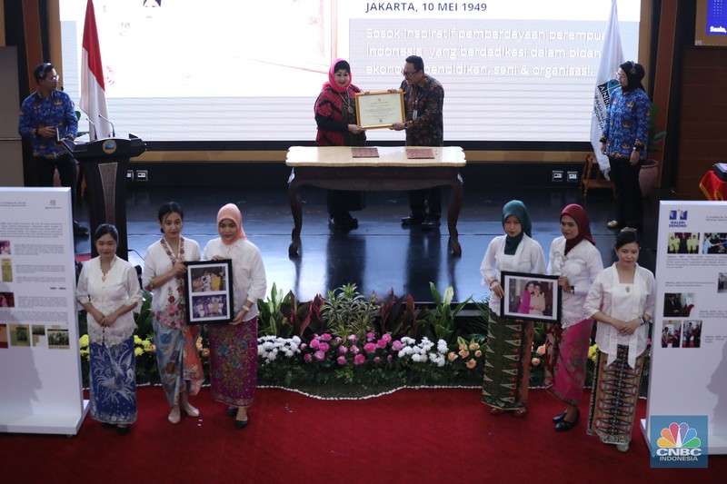 Pengusaha perempuan yang dikenal juga sebagai motivator, Dewi Motik Pramono, menyerahkan dokumentasi pribadinya kepada Arsip Nasional Republik Indonesia (ANRI), Jakarta, Senin (23/12/2024). Pengusaha perempuan yang dikenal juga sebagai motivator, Dewi Motik Pramono, menyerahkan dokumentasi pribadinya kepada Arsip Nasional Republik Indonesia (ANRI), Jakarta, Senin (23/12/2024). (CNBC Indonesia/Tri Susilo)