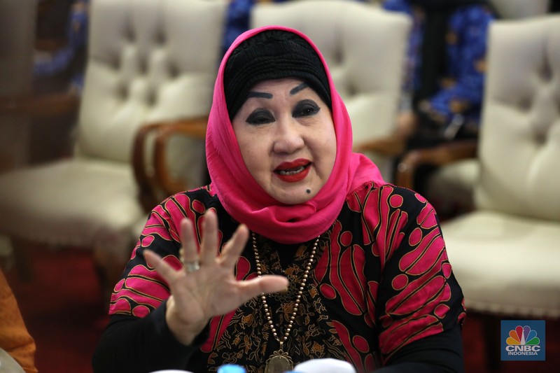 Pengusaha perempuan yang dikenal juga sebagai motivator, Dewi Motik Pramono, menyerahkan dokumentasi pribadinya kepada Arsip Nasional Republik Indonesia (ANRI), Jakarta, Senin (23/12/2024). Pengusaha perempuan yang dikenal juga sebagai motivator, Dewi Motik Pramono, menyerahkan dokumentasi pribadinya kepada Arsip Nasional Republik Indonesia (ANRI), Jakarta, Senin (23/12/2024). (CNBC Indonesia/Tri Susilo)