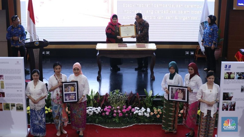 Pengusaha perempuan yang dikenal juga sebagai motivator, Dewi Motik Pramono, menyerahkan dokumentasi pribadinya kepada Arsip Nasional Republik Indonesia (ANRI), Jakarta, Senin (23/12/2024). (CNBC Indonesia/Tri Susilo)