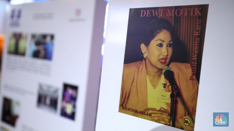 Pengusaha perempuan yang dikenal juga sebagai motivator, Dewi Motik Pramono, menyerahkan dokumentasi pribadinya kepada Arsip Nasional Republik Indonesia (ANRI), Jakarta, Senin (23/12/2024). Pengusaha perempuan yang dikenal juga sebagai motivator, Dewi Motik Pramono, menyerahkan dokumentasi pribadinya kepada Arsip Nasional Republik Indonesia (ANRI), Jakarta, Senin (23/12/2024). (CNBC Indonesia/Tri Susilo)