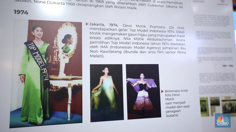 Pengusaha perempuan yang dikenal juga sebagai motivator, Dewi Motik Pramono, menyerahkan dokumentasi pribadinya kepada Arsip Nasional Republik Indonesia (ANRI), Jakarta, Senin (23/12/2024). Pengusaha perempuan yang dikenal juga sebagai motivator, Dewi Motik Pramono, menyerahkan dokumentasi pribadinya kepada Arsip Nasional Republik Indonesia (ANRI), Jakarta, Senin (23/12/2024). (CNBC Indonesia/Tri Susilo)