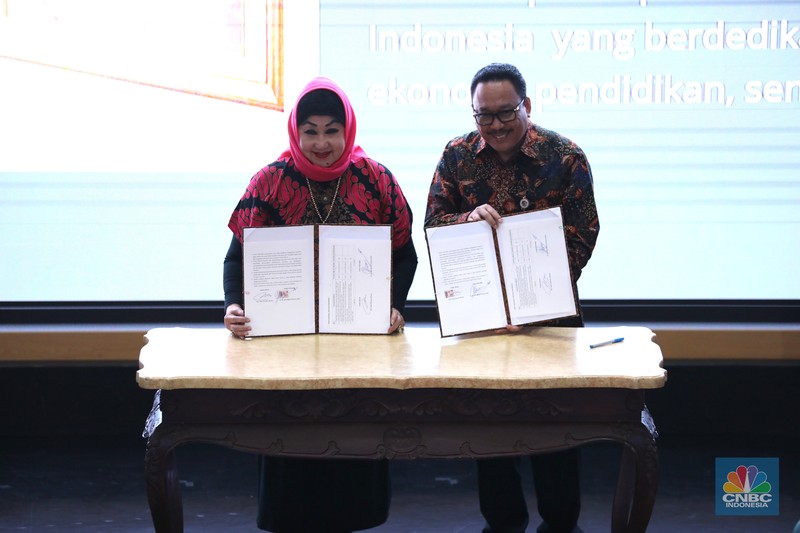 Pengusaha perempuan yang dikenal juga sebagai motivator, Dewi Motik Pramono, menyerahkan dokumentasi pribadinya kepada Arsip Nasional Republik Indonesia (ANRI), Jakarta, Senin (23/12/2024). Pengusaha perempuan yang dikenal juga sebagai motivator, Dewi Motik Pramono, menyerahkan dokumentasi pribadinya kepada Arsip Nasional Republik Indonesia (ANRI), Jakarta, Senin (23/12/2024). (CNBC Indonesia/Tri Susilo)