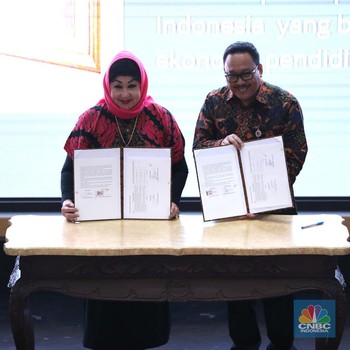 Momen Pengusaha Dewi Motik Menyerahkan Dokumentasi Pribadi ke ANRI
