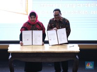 Momen Pengusaha Dewi Motik Menyerahkan Dokumentasi Pribadi ke ANRI