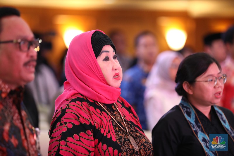 Pengusaha perempuan yang dikenal juga sebagai motivator, Dewi Motik Pramono, menyerahkan dokumentasi pribadinya kepada Arsip Nasional Republik Indonesia (ANRI), Jakarta, Senin (23/12/2024). Pengusaha perempuan yang dikenal juga sebagai motivator, Dewi Motik Pramono, menyerahkan dokumentasi pribadinya kepada Arsip Nasional Republik Indonesia (ANRI), Jakarta, Senin (23/12/2024). (CNBC Indonesia/Tri Susilo)