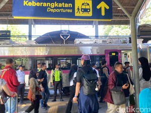 Libur Nataru, 33 Ribu Penumpang Berangkat-Turun di Stasiun Daop 8 Surabaya