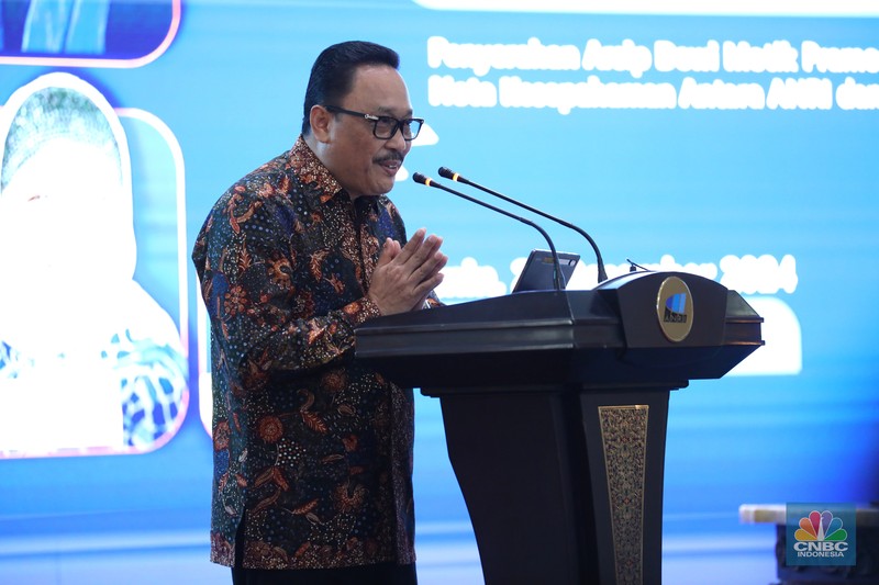 Pengusaha perempuan yang dikenal juga sebagai motivator, Dewi Motik Pramono, menyerahkan dokumentasi pribadinya kepada Arsip Nasional Republik Indonesia (ANRI), Jakarta, Senin (23/12/2024). Pengusaha perempuan yang dikenal juga sebagai motivator, Dewi Motik Pramono, menyerahkan dokumentasi pribadinya kepada Arsip Nasional Republik Indonesia (ANRI), Jakarta, Senin (23/12/2024). (CNBC Indonesia/Tri Susilo)