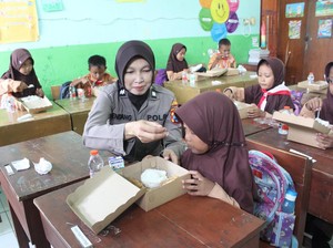 Senangnya Siswa SD Probolinggo Dapat Makanan Bergizi Gratis dari Polisi
