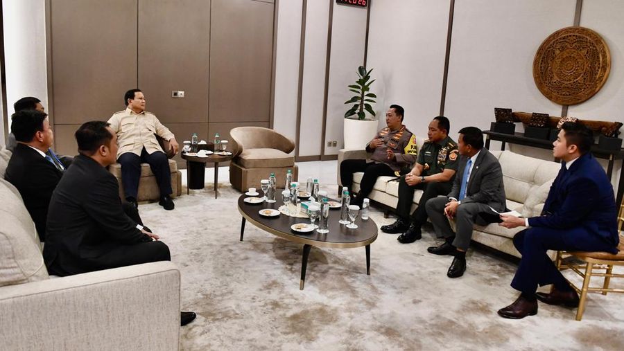 Presiden Prabowo Subianto langsung menggelar rapat terbatas di Pangkalan TNI - AU Halim Perdanakusuma. (CNBC indonesia?emir Yanwardhana)
