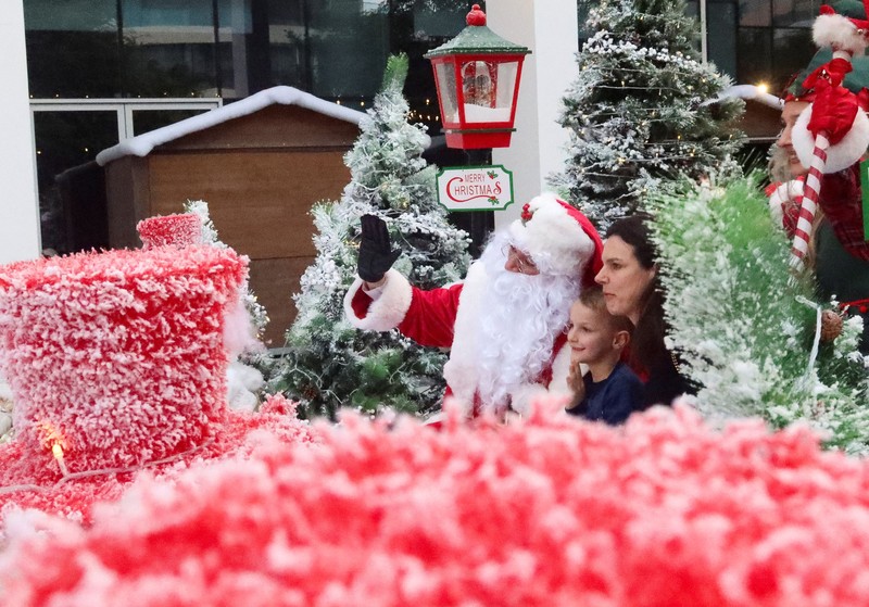 Orang-orang berjalan di sekitar dekorasi Natal di Al Barari Winter Fest, di Dubai, Uni Emirat Arab, 22 Desember 2024. Orang-orang berjalan di sekitar dekorasi Natal di Al Barari Winter Fest, di Dubai, Uni Emirat Arab, 22 Desember 2024. (REUTERS/Abdelhadi Ramahi)