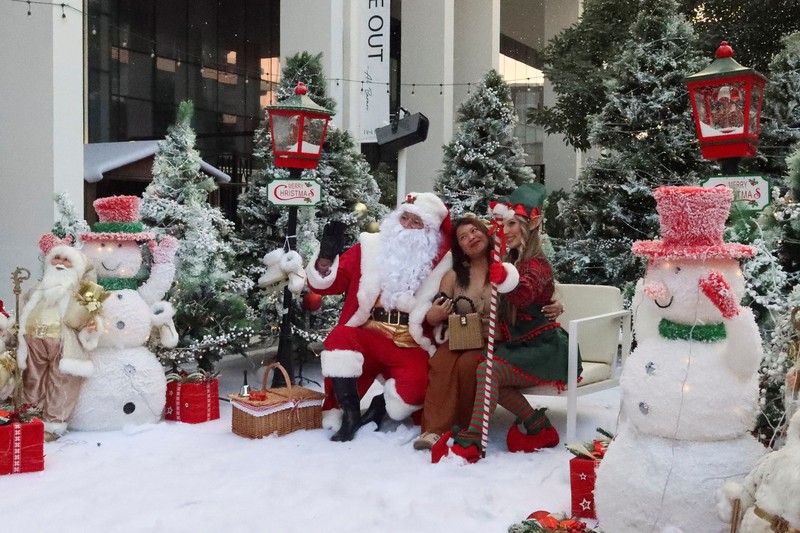 Orang-orang berjalan di sekitar dekorasi Natal di Al Barari Winter Fest, di Dubai, Uni Emirat Arab, 22 Desember 2024. Orang-orang berjalan di sekitar dekorasi Natal di Al Barari Winter Fest, di Dubai, Uni Emirat Arab, 22 Desember 2024. (REUTERS/Abdelhadi Ramahi)