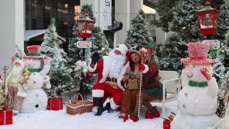 Orang-orang berjalan di sekitar dekorasi Natal di Al Barari Winter Fest, di Dubai, Uni Emirat Arab, 22 Desember 2024. (REUTERS/Abdelhadi Ramahi)