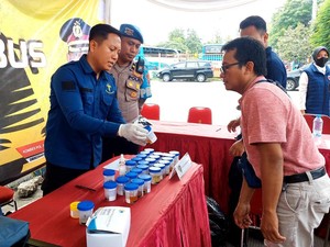 Sopir Bus di Terminal Purabaya Dites Urine untuk Keselamatan Nataru