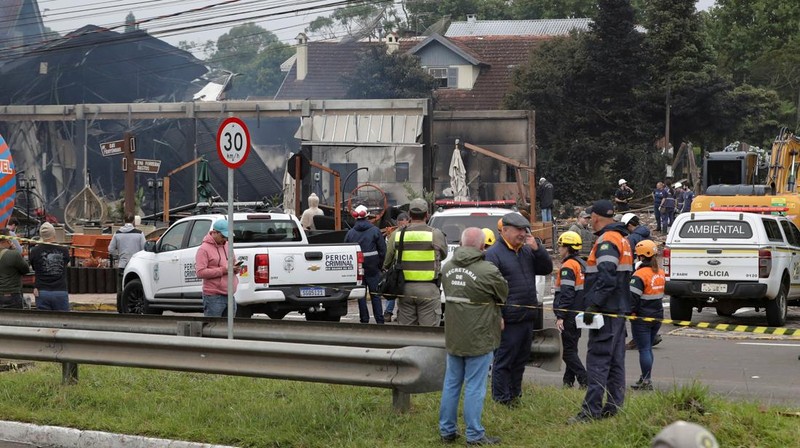 Foto udara meunjukkan lokasi jatuhnya pesawat di pusat Gramado, negara bagian Rio Grande do Sul, Brasil, Minggu (22/12/2024). (Mauricio Tonetto/Rio Grande do Sul State Government/Handout via REUTERS)