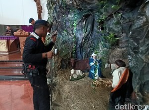 Tim Gegana Polda DIY Pakai Robot Sisir 20 Gereja di Sleman Jelang Natal